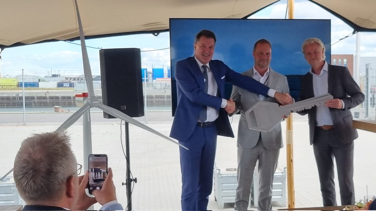 Friso Huizinga (@frisohuizinga) on Twitter photo In <a href="/zeehaven/">Zeehaven IJmuiden / Port of IJmuiden</a> IJmuiden is vandaag het O&M Office van Hollandse Kust Zuid geopend. Dit windpark op zee geeft in de toekomst een elektriciteitsproductie die overeenkomt met het jaarverbruik van ruim 2 miljoen Nederlandse huishoudens. #energietransitie In <a href="/zeehaven/">Zeehaven IJmuiden / Port of IJmuiden</a> IJmuiden is vandaag het O&M Office van Hollandse Kust Zuid geopend. Dit windpark op zee geeft in de toekomst een elektriciteitsproductie die overeenkomt met het jaarverbruik van ruim 2 miljoen Nederlandse huishoudens. #energietransitie