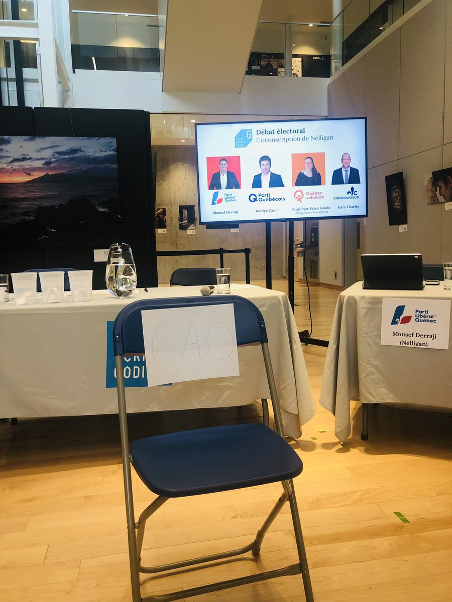 Le seul débat en français à l’ouest de l’île de montréal se déroule présentement à @GeraldGodin 

La chaise vide est celle de la candidate de <a href="/francoislegault/">François Legault</a> à #nelligan 

#qc2022 #polqc