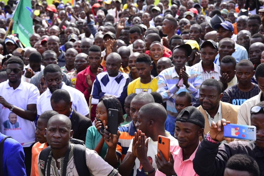 AgapaoDaniel's tweet photo. Tourné #AMANI, territoire #didjwi Nord,le DR @VitalKamerhe1 accompagné de son épouse madame @HamidaKamerhe UNC frappe sur frappe,bientôt 2023! https://t.co/bTcM73Qm6M