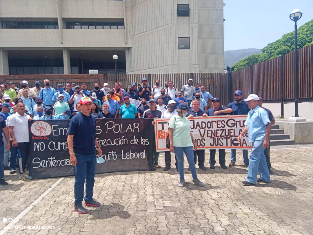 Djcar17's tweet photo. @la_patilla #conspirador polar y su Lorenzo Mendoza. Primer lugar de todos los tiempos, en violación de derecho laboral. Suspendió a más de 10 mil trabajadores y no acata orden de reeganche... https://t.co/zzZY4vcAnV