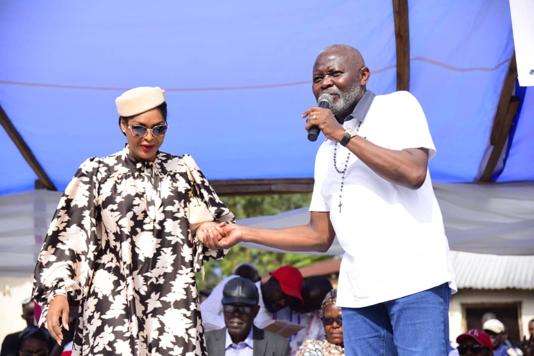 NKilufya's tweet photo. Tournée #AMANI 2e arrêt du pacificateur @VitalKamerhe1 à #RUBENGA sur l'île de #IDJWi Nord notons la présence du fils WA AMANI @BillyKambale1 toujours à côté du père 🥰 💪💪💪💪💪💪💪💪 https://t.co/fDvi1M9V4e