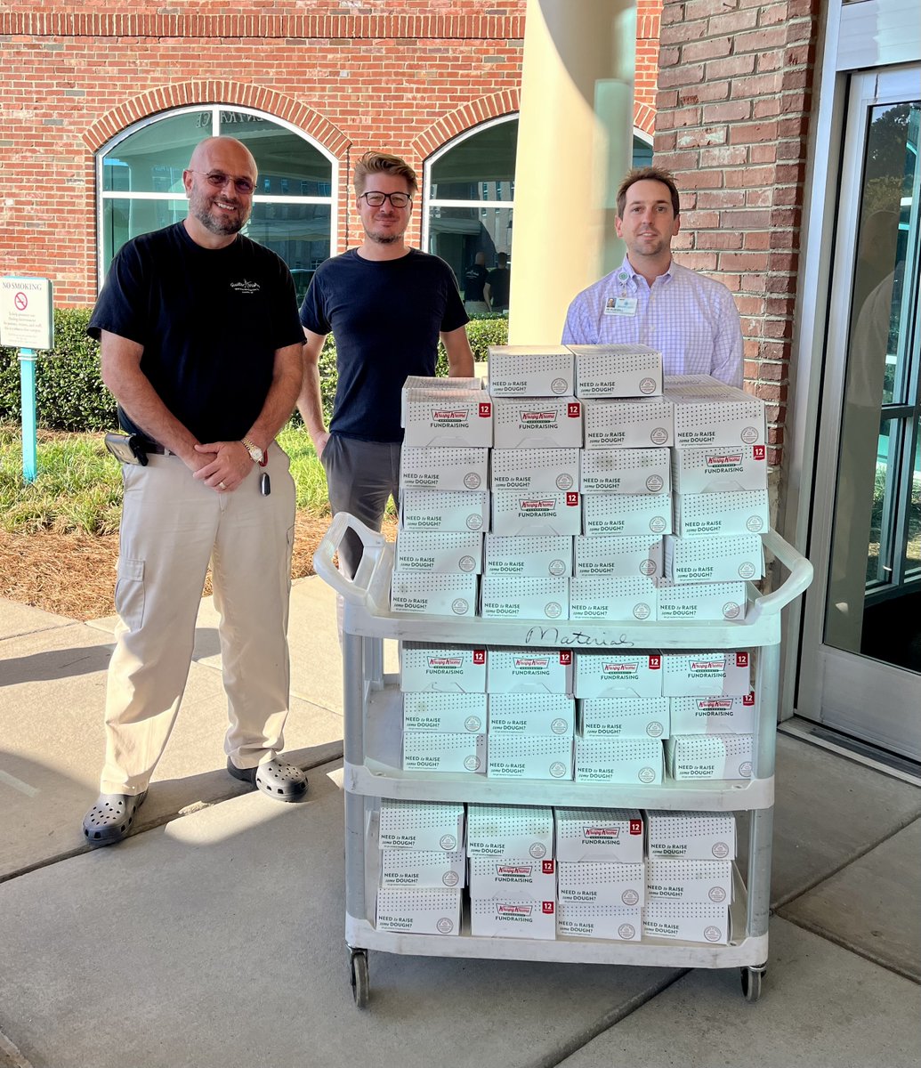 TheACLC's tweet image. Thank you to our community partners and hero's.  We delivered 90dz doughnuts to Atrium Healthcare Lincoln this morning.  
Thank you to Roger Calhoun and Ben Watts two of our board members  for delivering.