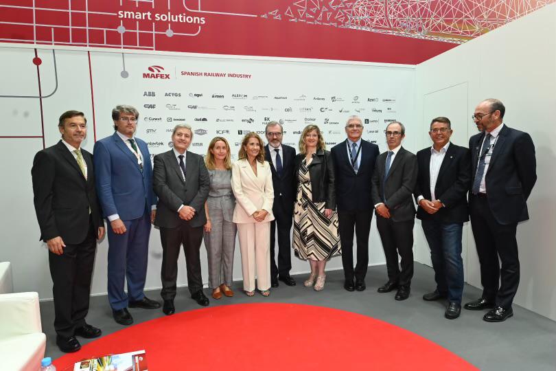raquelsjimenez's tweet photo. Estos días se celebra en Berlín la feria internacional @InnoTrans, donde he recorrido diferentes stands para hablar con empresarios españoles del sector del transporte de pasajeros y mercancías. 

España se ha convertido en un referente internacional en tecnología ferroviaria. https://t.co/eO67I09ecl