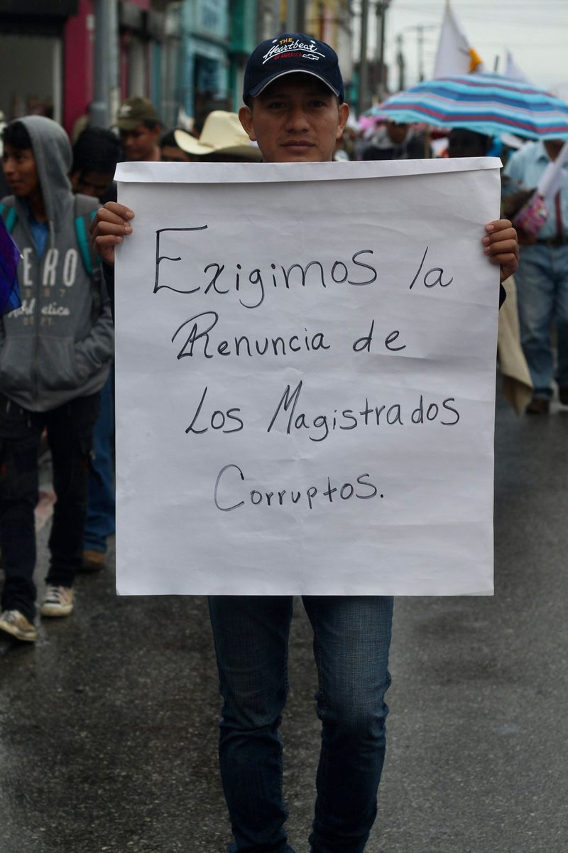crfger's tweet photo. #Mayakat18 Diversas comunidades lingüística se suman en la marcha #21deS "Exigimos la renuncia de la Fiscal General del MP Consuelo Porras, por fomentar la corrupción" se lee durante la caminata.
Fotos: Jairo Mejia https://t.co/oeeHjD2zIm