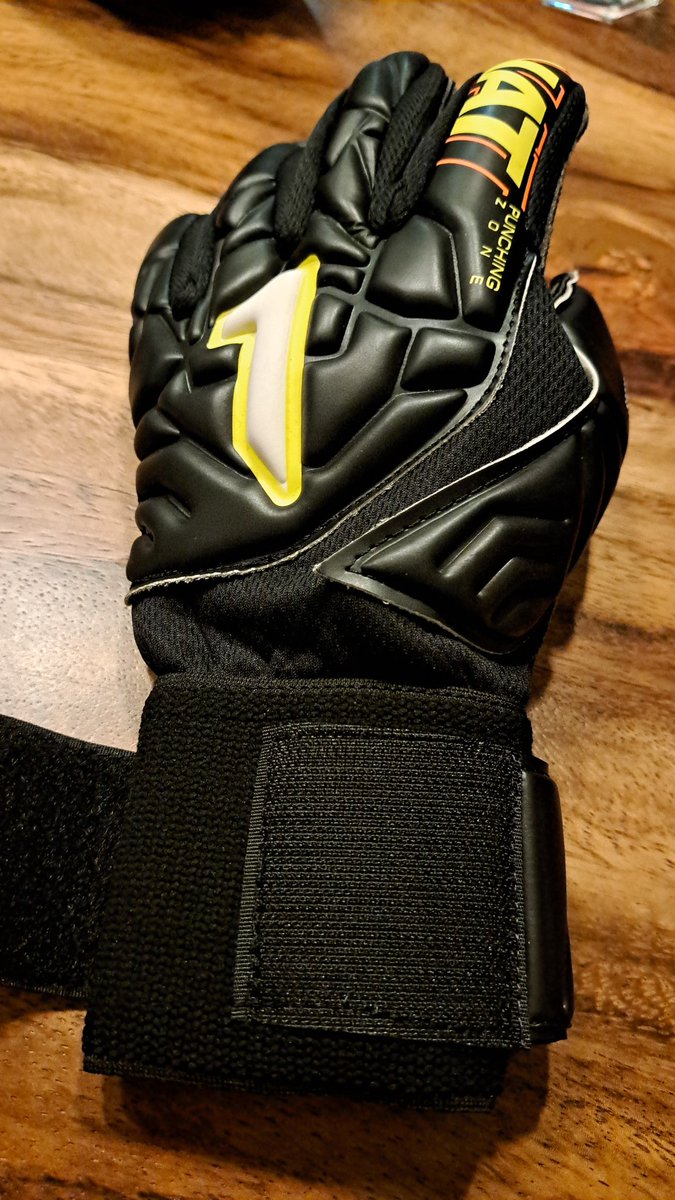 Tantanita2's tweet photo. Niña con juguete nuevo #unokeeper https://t.co/VL3z2ZccM8