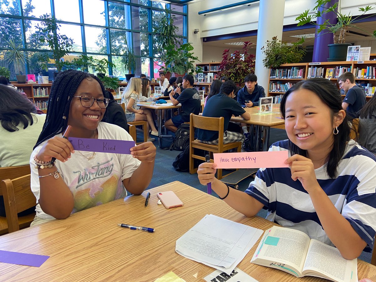 ChantillyHSLib's tweet image. Making a peace chain during #chargerconnect time! #InternationalPeaceDay #chantillypride