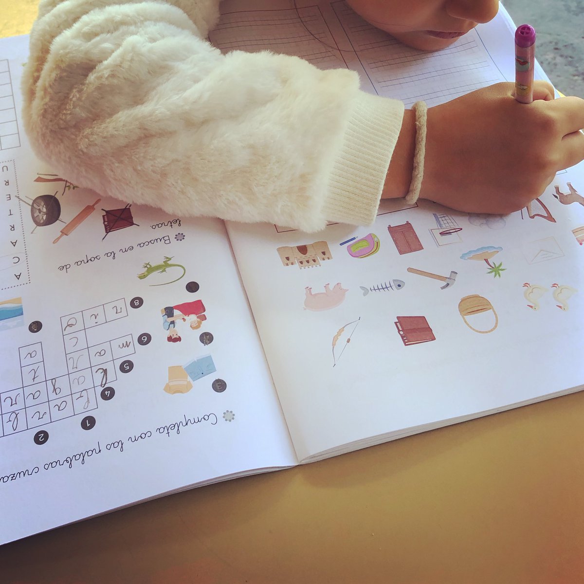 New 🇪🇸 ml school year for eldest. Lil one is now going to accompany me and whilst waiting in a nearby café we’ll do ml 🇪🇸 activities. Like that, both of them get to work their ml! 😉 
.
.
#raisingbilingualkids #raisingbiliteratekids #bilingualeducation #biliteratekids #biliteracy