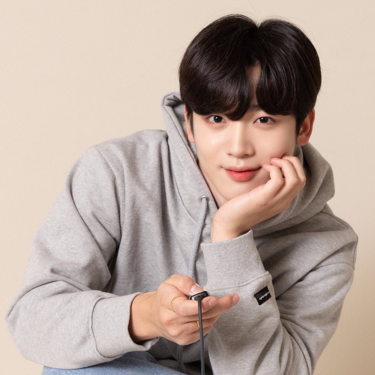 lovmycatt's tweet photo. 또돌아왓다
모두가 남친or남사친mood일때
독보적으로 꾸민 한남자 놀릴시간이, https://t.co/W49uA3QmYL