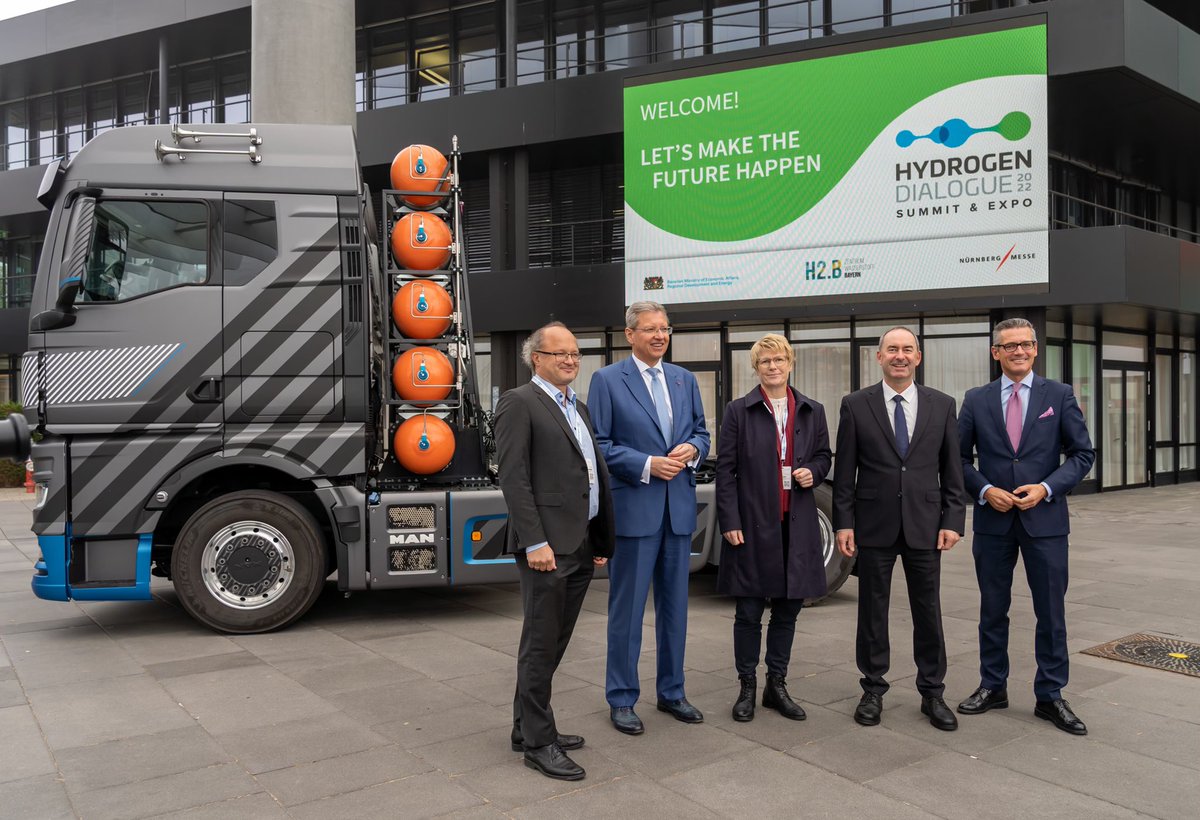 HubertAiwanger's tweet photo. Heute großer Wasserstofftag in der Messe Nürnberg. Der Erfolg von #Wasserstoff ist nicht mehr aufzuhalten. Dekarbonisieren ohne zu Deindustrialisieren. Ich wünschte die große Politik hätte das schon 5 Jahre früher kapiert. https://t.co/fgL1r1THuV