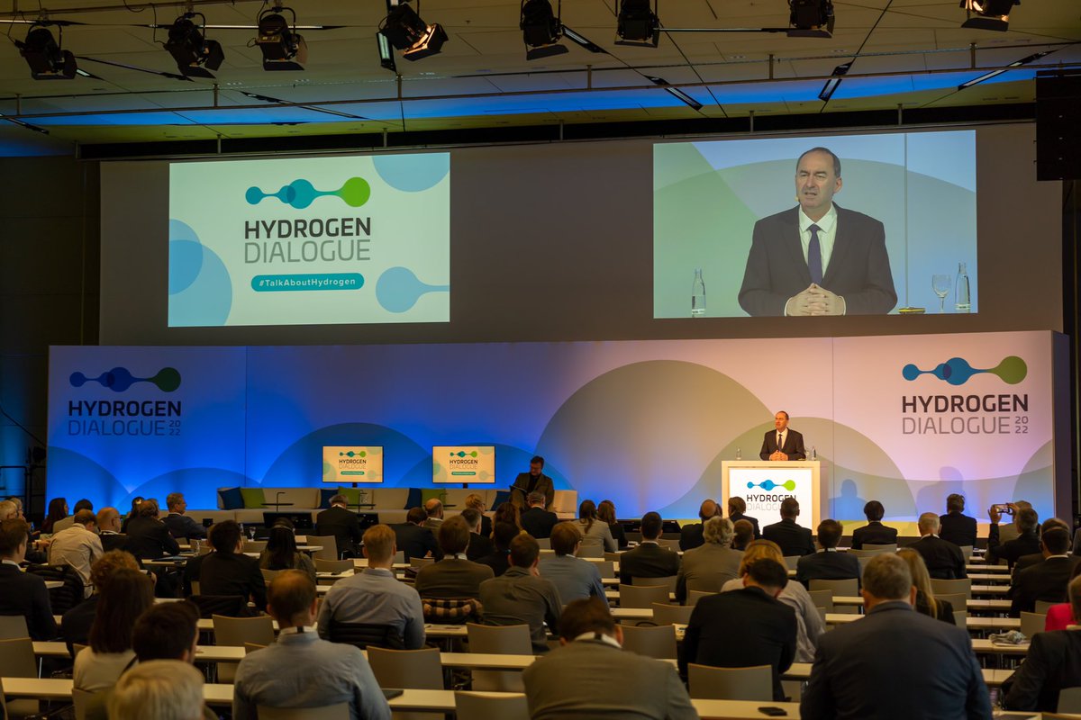 HubertAiwanger's tweet photo. Heute großer Wasserstofftag in der Messe Nürnberg. Der Erfolg von #Wasserstoff ist nicht mehr aufzuhalten. Dekarbonisieren ohne zu Deindustrialisieren. Ich wünschte die große Politik hätte das schon 5 Jahre früher kapiert. https://t.co/fgL1r1THuV