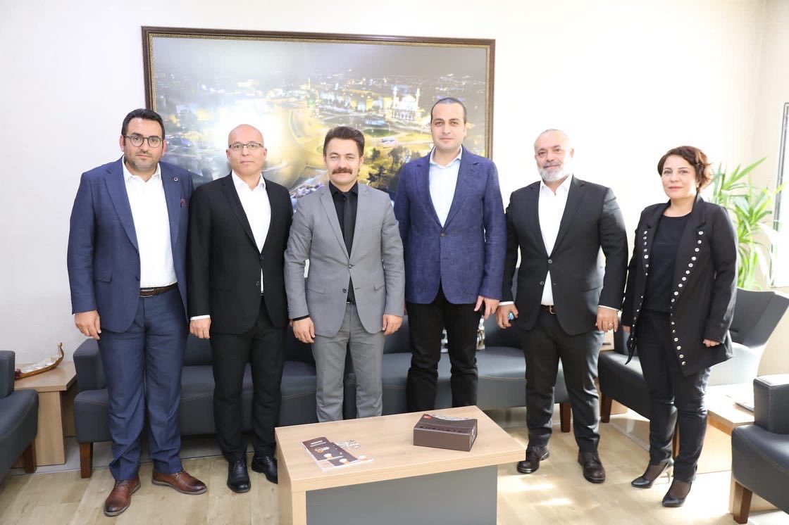 Kayseri Valisi Sayın Gökmen Çiçek’i makamında ziyaret ettik. Sayın Valimizle, Kayseri'nin turistik potansiyelini değerlendirerek "Uluslararası Turizme Açılacak Yeni Destinasyonlar" projesi kapsamında görüş alışverişinde bulunduk.