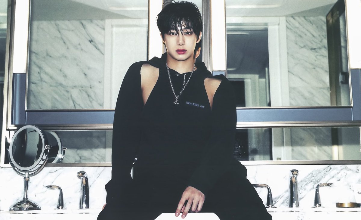 TurtleLoveCat's tweet photo. an idol, a composer, an actor and a model 😵‍💫 ...and a DJ ❤️‍🔥 hyungwon can do everything https://t.co/qP1XlYZ17D