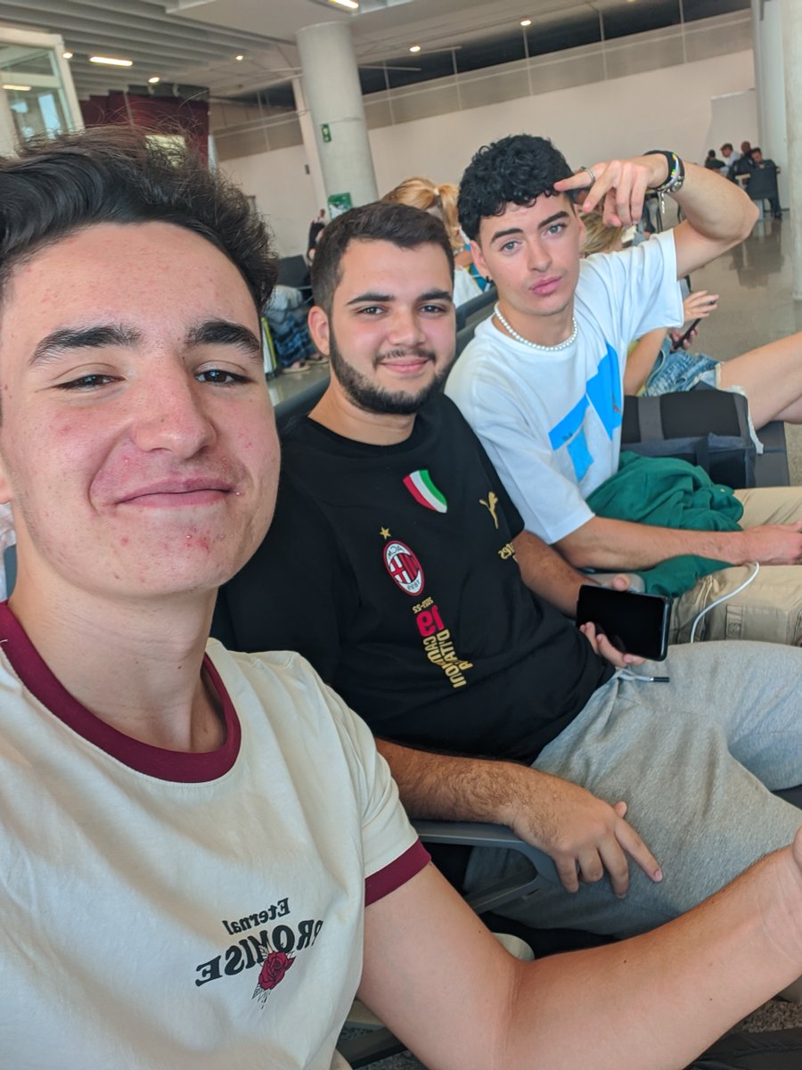 iescaura's tweet photo. Ayer salieron nuestros alumnos Adrián, David y Manu, de instalaciones de telecomunicaciones a Italia para realizar una movilidad #Erasmus de 15 días. Ojalá que disfruten de la experiencia y quieran volver a hacer su FCT a cualquier país de Europa. ¡Suerte chicos! https://t.co/vOl6Q3pwxd