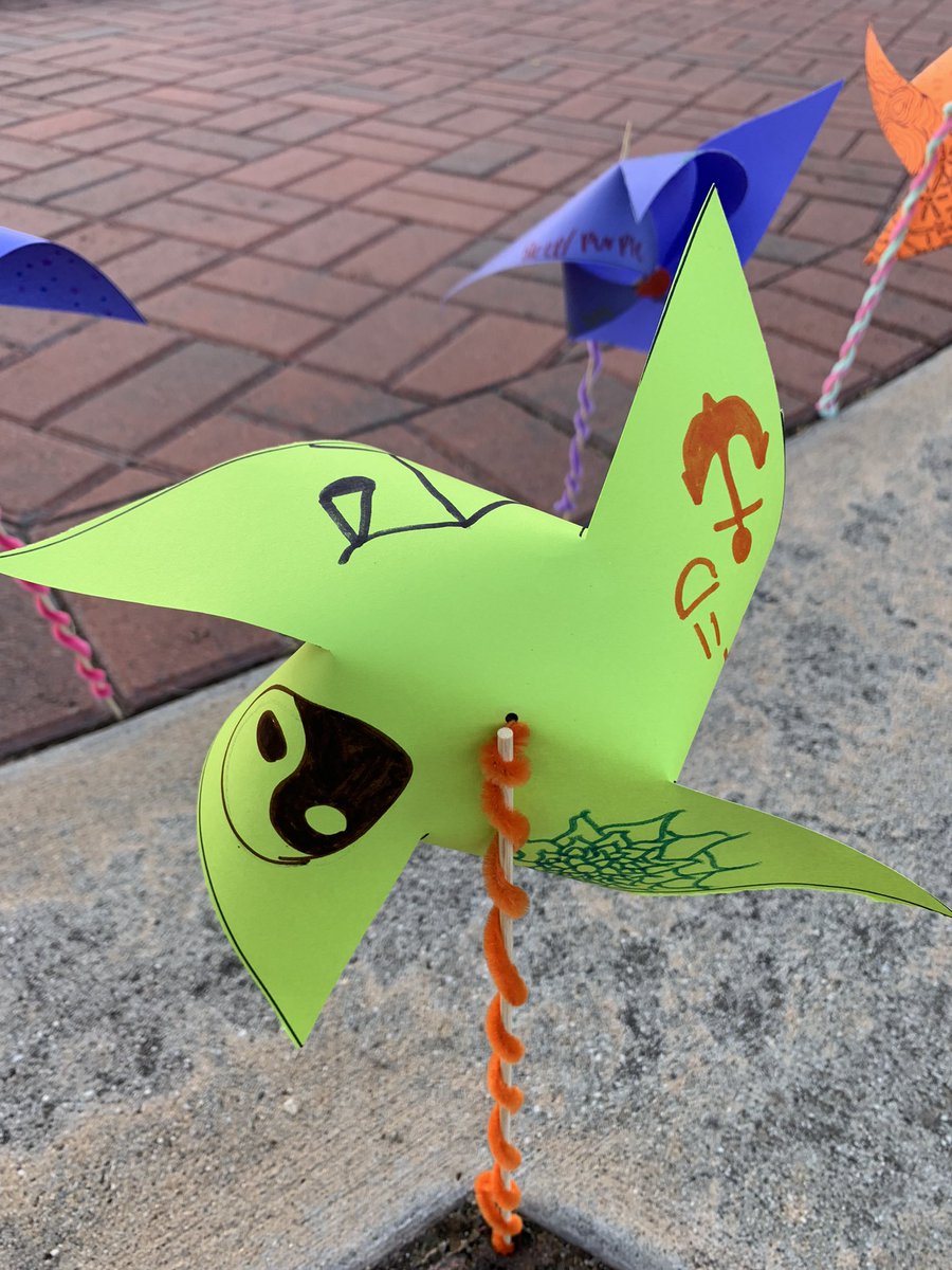 FCS_NSHS_Princ's tweet image. Happy #pinwheelsforpeace Day! Shoutout to Sandwhich Club Members @KaitlinOlson &amp;amp; NAHS Members, and Art Students for all the beautiful Pinwheels to celebrate this day of peace! #selfie @ArtsFCS @BGreenArtEd @mrsdean_art @artwithmrs @erichollinhead