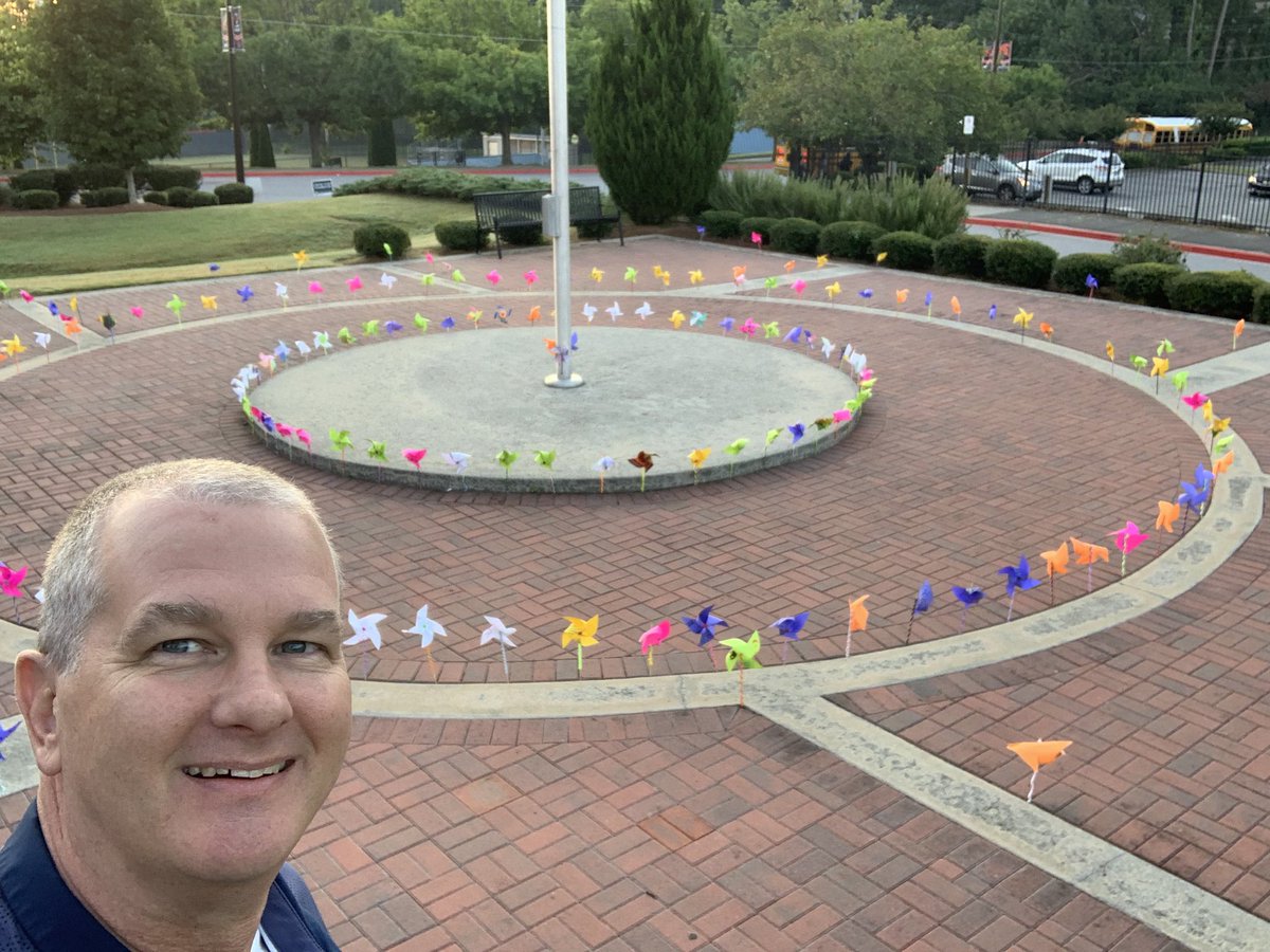 FCS_NSHS_Princ's tweet image. Happy #pinwheelsforpeace Day! Shoutout to Sandwhich Club Members @KaitlinOlson &amp;amp; NAHS Members, and Art Students for all the beautiful Pinwheels to celebrate this day of peace! #selfie @ArtsFCS @BGreenArtEd @mrsdean_art @artwithmrs @erichollinhead