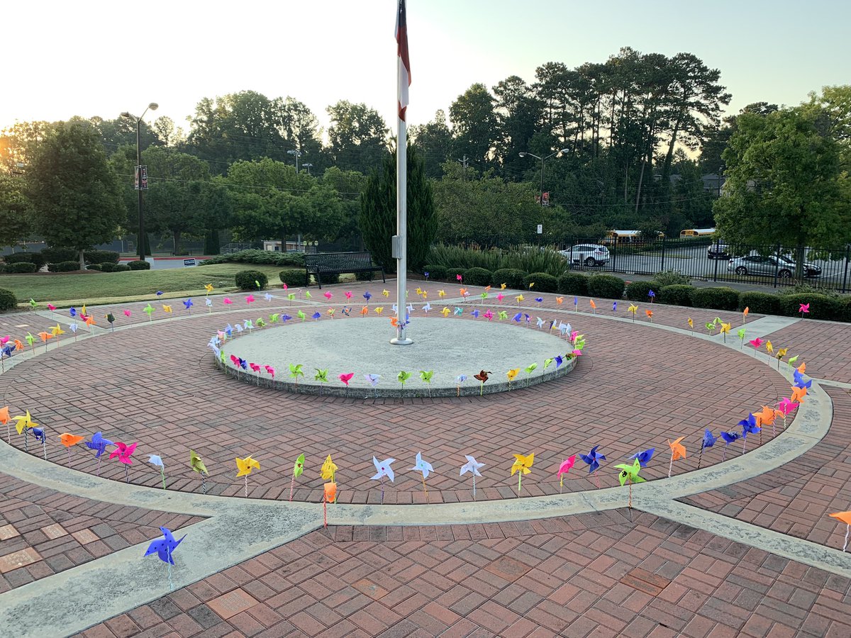 FCS_NSHS_Princ's tweet image. Happy #pinwheelsforpeace Day! Shoutout to Sandwhich Club Members @KaitlinOlson &amp;amp; NAHS Members, and Art Students for all the beautiful Pinwheels to celebrate this day of peace! #selfie @ArtsFCS @BGreenArtEd @mrsdean_art @artwithmrs @erichollinhead
