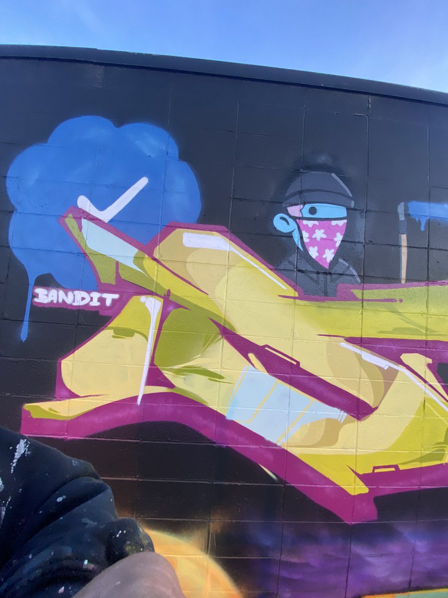 Sonz1_'s tweet photo. Always a good time to get out &amp; paint with about 30 other writers. Got to put up @doodle2691 Doodles. 
Thanks Bandit 💥.
@doodles #Bandit #Bluechip #Doodles #Sonz1 #Looppaint #graffiti https://t.co/6HbwR0IXP4