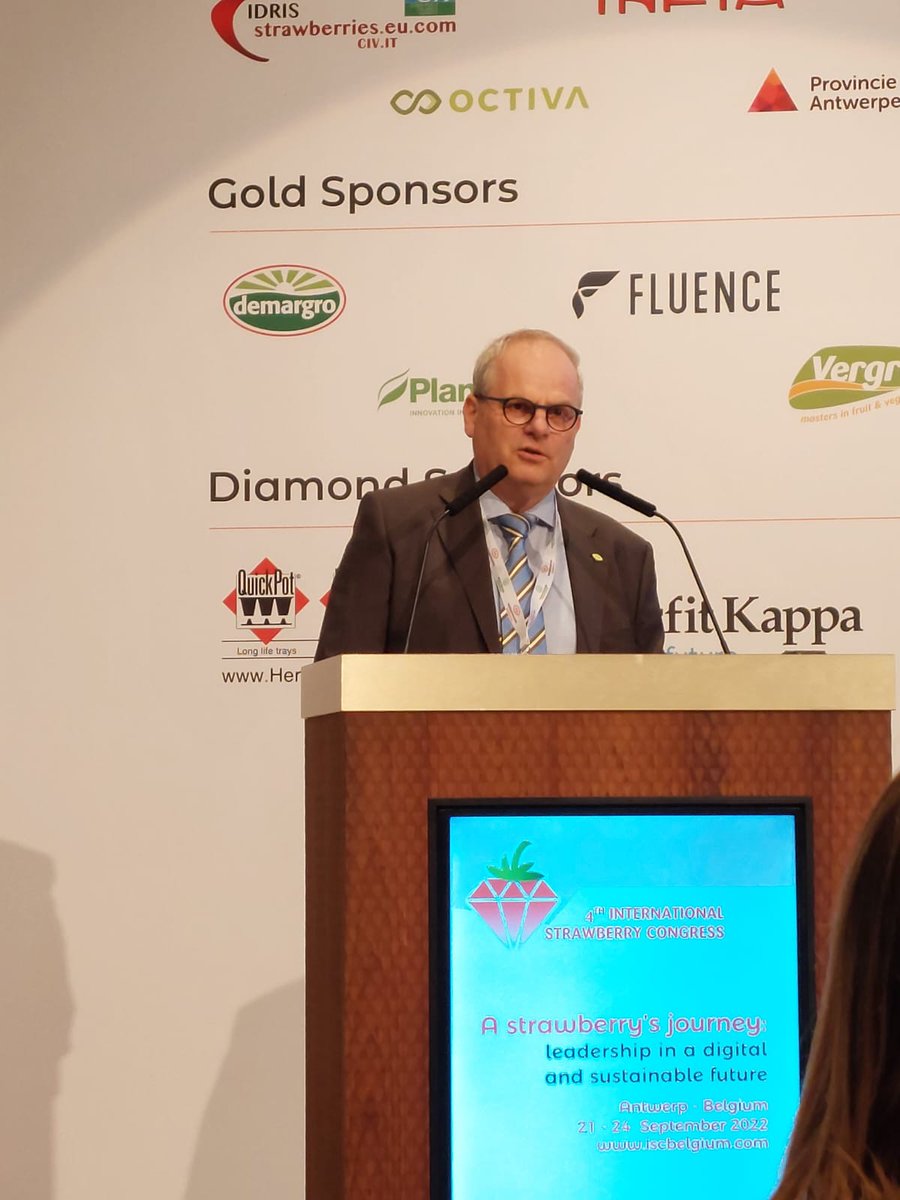 Grote eer om het vierde Internationaal Aardbeicongres te mogen openen. Unieke mix van kennis en expertise rondom commercialisatie, marketing en wetenschappelijk onderzoek van de Hoogstraatse koninginnen. Dank aan de telers van <a href="/AardbeiBE/">HoogstratenAardbeien</a> om deze unieke mix mogelijk te maken. 🍓🍓