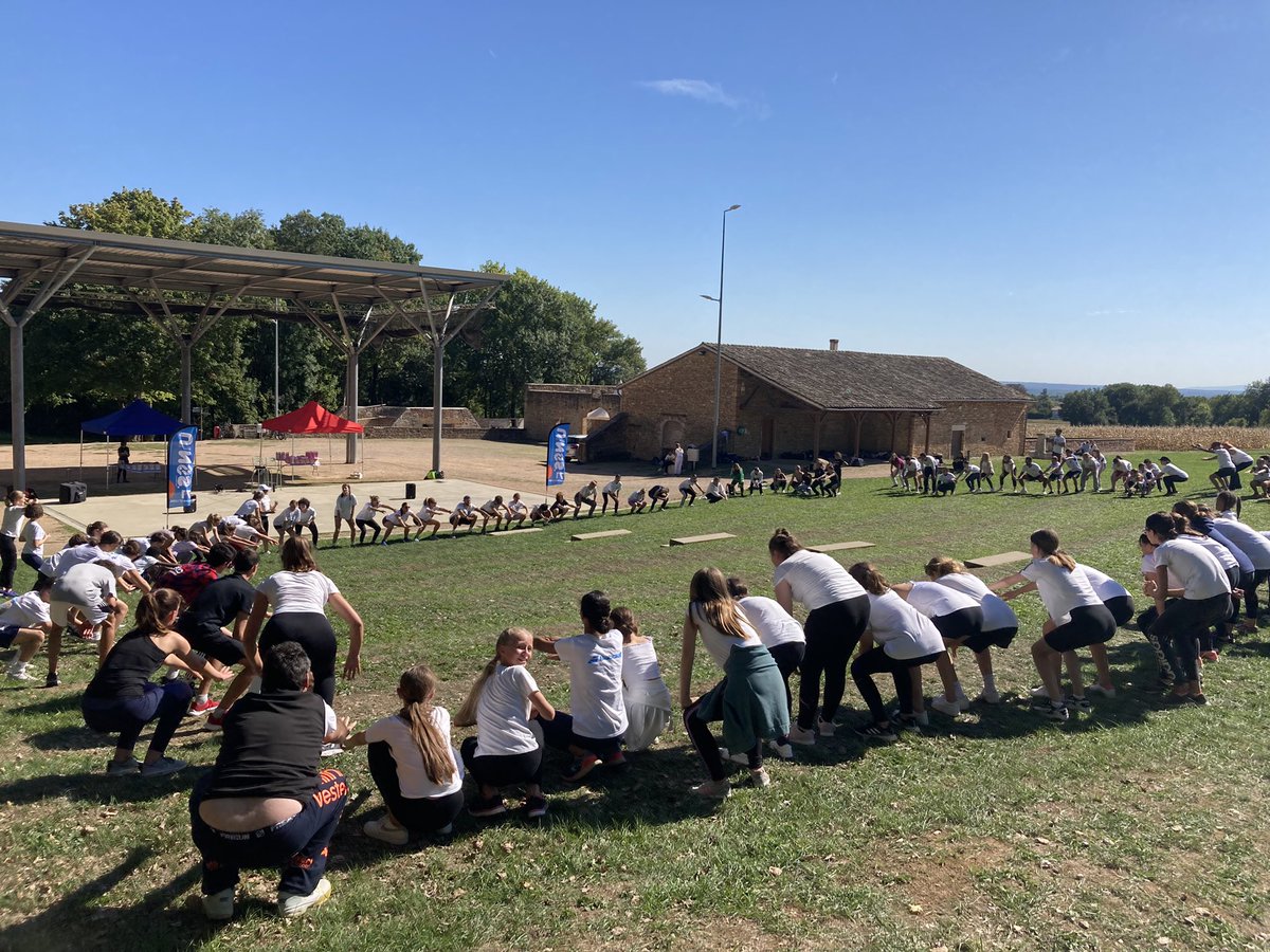 JNSS Fitness à Charnay-lès-Mâcon : aéro dance, cross training, fit boxing, relaxation stretching !
150 collégiens et lycéens du département présents pour un après-midi sportif!