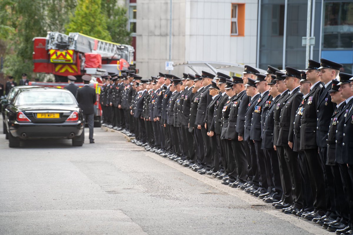 manchesterfire's tweet photo. Today we said goodbye to our colleague and friend Watch Manager Dan Lee. Staff members joined family and friends for a funeral service to honour Dan, who served the communities of Greater Manchester for 16 years 💔 https://t.co/s9NOodZv5t