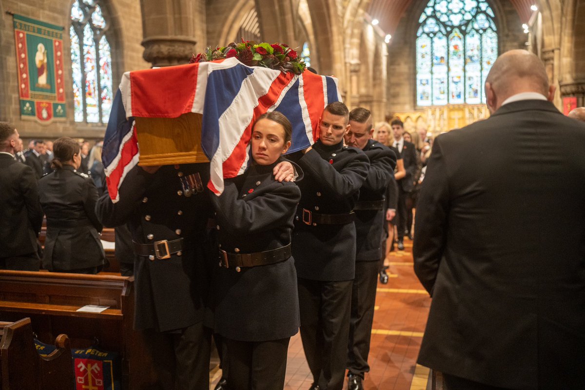 manchesterfire's tweet photo. Today we said goodbye to our colleague and friend Watch Manager Dan Lee. Staff members joined family and friends for a funeral service to honour Dan, who served the communities of Greater Manchester for 16 years 💔 https://t.co/s9NOodZv5t