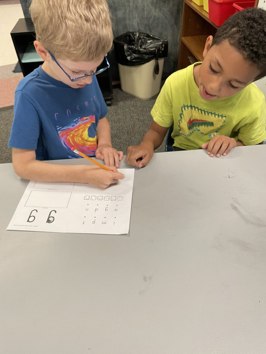 lisapierce5825's tweet photo. Kindergartners collaborating with each other to break down new sounds. @AtchisonPublic @AESPhoenix #WeAre409 https://t.co/RqXucmjJTZ