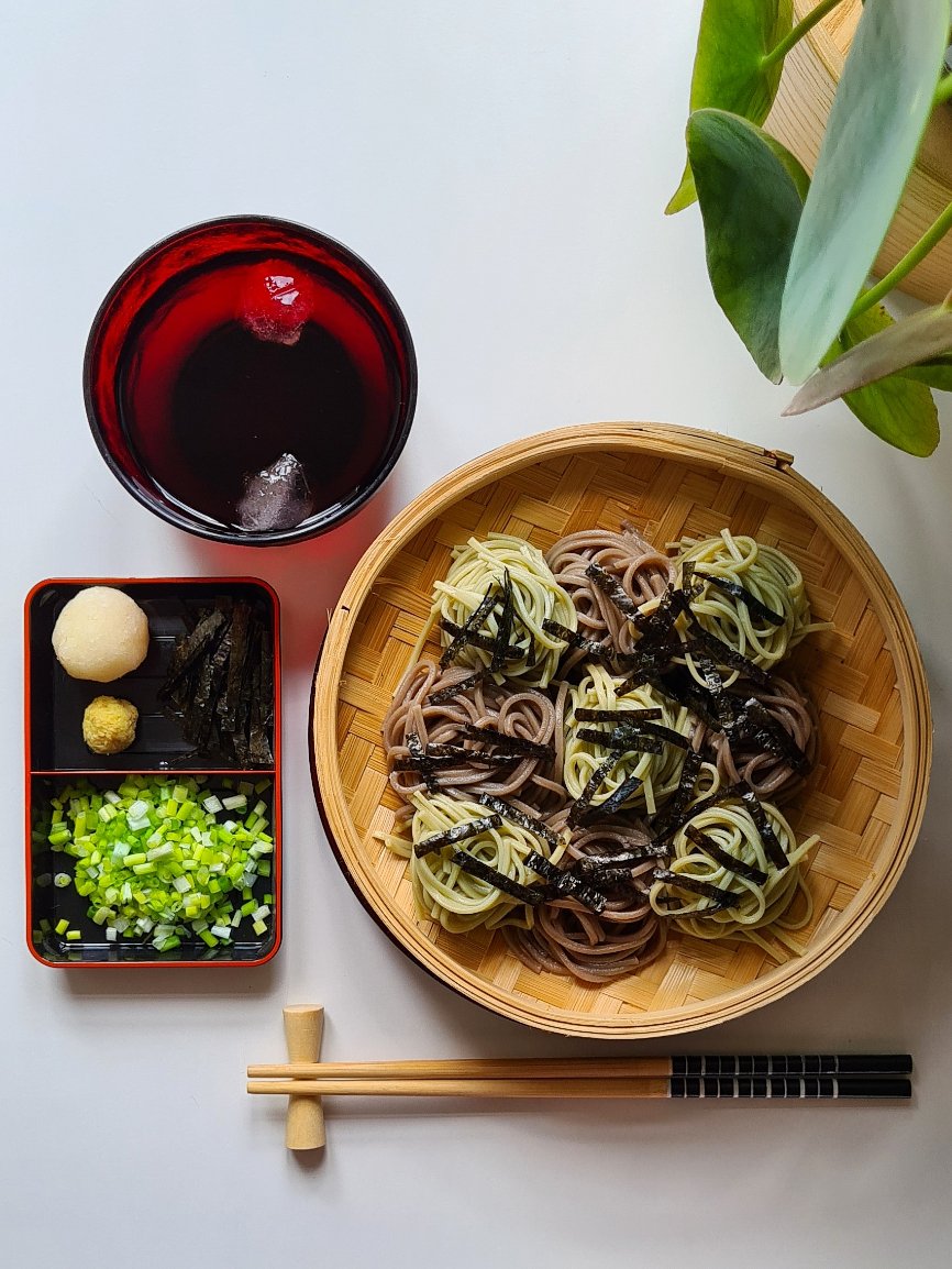 LuaWilk's tweet photo. 🌿Zaru soba🌿
L'été cessera officiellement vendredi mais le soleil et la chaleur sont encore présents. J'en profite donc pour cuisiner une dernière fois des zaru soba, un plat japonais de nouilles de sarrasin froides que l'on trempe dans une sauce parfumée
https://t.co/Q4769I22VX https://t.co/ZuFLNZzWw8