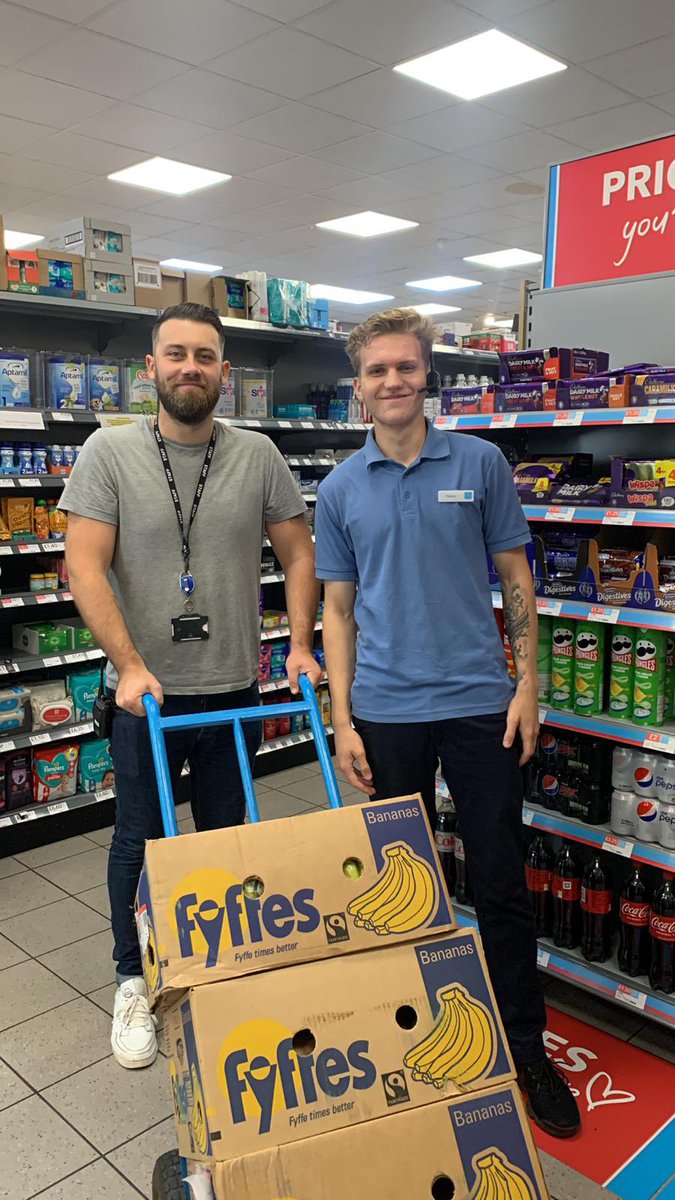 minter_co's tweet photo. Engaging every bit of opportunity to help the local community and the school kids with the two smiling faces. #Lashretail @ravi_sandaname https://t.co/bzuck31zzJ