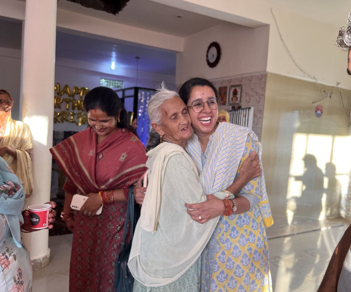 The_NehaJoshi's tweet photo. आप मोदी जी की तरफ़ से आए हैं ? 

इस सवाल का जवाब जब हम हाँ देते हैं तो जो अपार स्नेह, आशीर्वाद और सम्मान मिलता है उसके लिए @BJP4India का हर एक कार्यकर्ता आदरणीय @narendramodi जी का सदा ऋणी रहेगा।

हिमाचल की मातृशक्ति ने आज अपने प्रधानमंत्री जी के लिए ढेर सारा प्यार भेजा है । https://t.co/PBpFiFv3ad