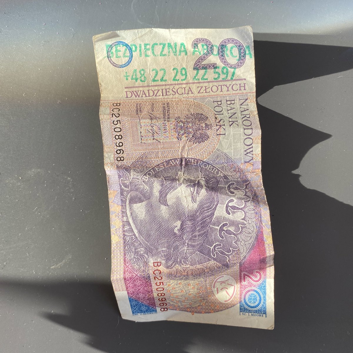 grymuar's tweet photo. coraz lepsze te numery na banknotach dają 🥸 @aborcyjnydream https://t.co/o5zRPUGPh0