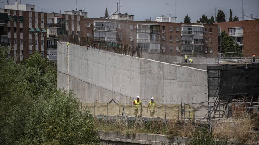 Fecomu's tweet photo. @AlmeidaPP_ Espero que el soterramiento de la A5 sea mejor que el soterramiento del tramo de la M30 del Vicente Calderón, que han levantado un muro de hormigón fantástico. @AlmeidaPP_ https://t.co/cbe5N4svWa