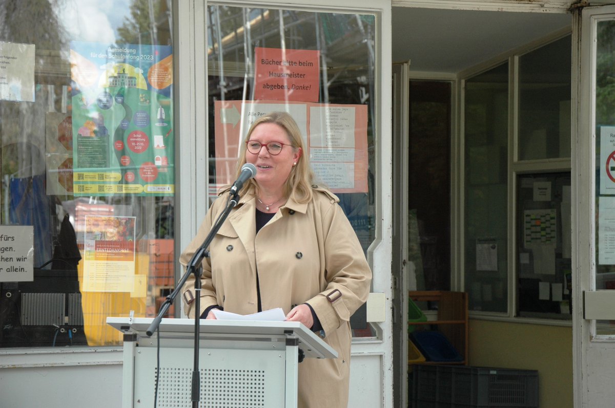 muhde10's tweet photo. Richtfest an der Grundschule am Eichenwald
„Unsere Schule wird auf den modernsten Stand gebracht“, freute sich Sabine #Dargel, Rektorin der Grundschule am #Eichenwald im #Spandauer Ortsteil #Hakenfelde beim #Richtfest für das Verwaltungsgebäude der Schule. https://t.co/ZEdk990KKb https://t.co/Why2dEGSNA