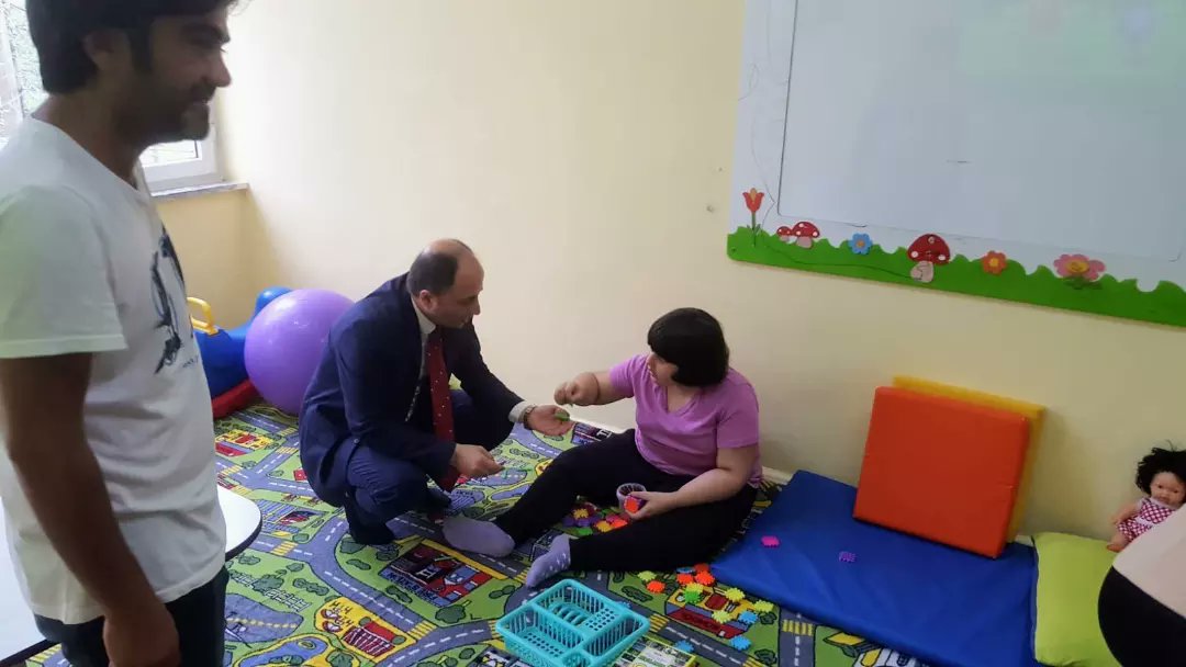 KemalpasaMem's tweet photo. İlçe Milli Eğitim Müdürümüz Adem Cengiz,  Kemalpaşa Çok Programlı Anadolu Lisesi ve Kemalpaşa İlkokulu özel eğitim sınıflarını ziyaret ederek öğretmen ve öğrencilerimizle bir araya geldi.

@AdemCENGIZ08 @FahriAcar08 @fehmirasimcelik
@tuncay_morkoc @KemalpasaArtvin @YilmazDoruk29 https://t.co/kdpaYUZUHv