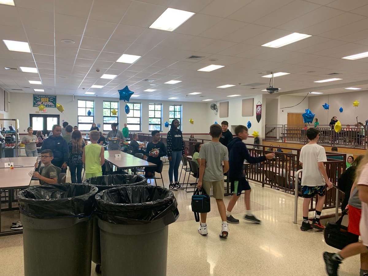 Here at EYMS we like to MIX IT UP! Today in honor of #startwithhelloweek our Aevidum club and Student Council hosted a mix-it-up lunch! The perfect opportunity to make sure everyone is included, no one eats alone, and maybe to make a new friend! 
#sandyhookpromise