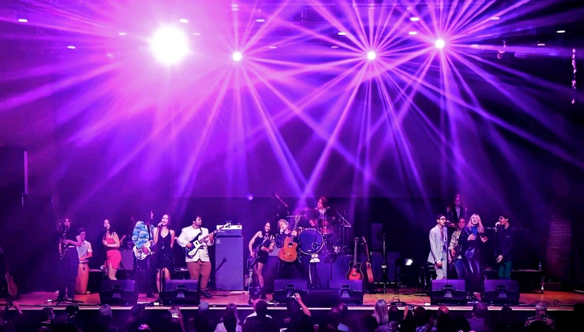 paulinaromano5's tweet photo. A few photos from the 2022 Close to the Edge summer tour with Jon Anderson voice of YES! #closetotheedge #tour #yesband #jonanderson https://t.co/eFFtaMuD2p