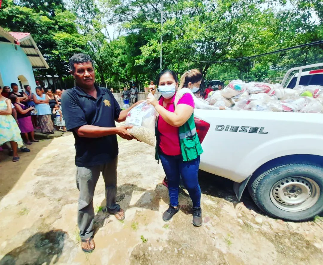 Funazucar's tweet photo. Con Asociación Cepudo y FFTP y Azucarera La Grecia S.A. se realizó la entrega de alimentos a 130 personas de la comunidad Tierra Hueca El Trinfo, Choluteca. https://t.co/JQhr7nf5K6