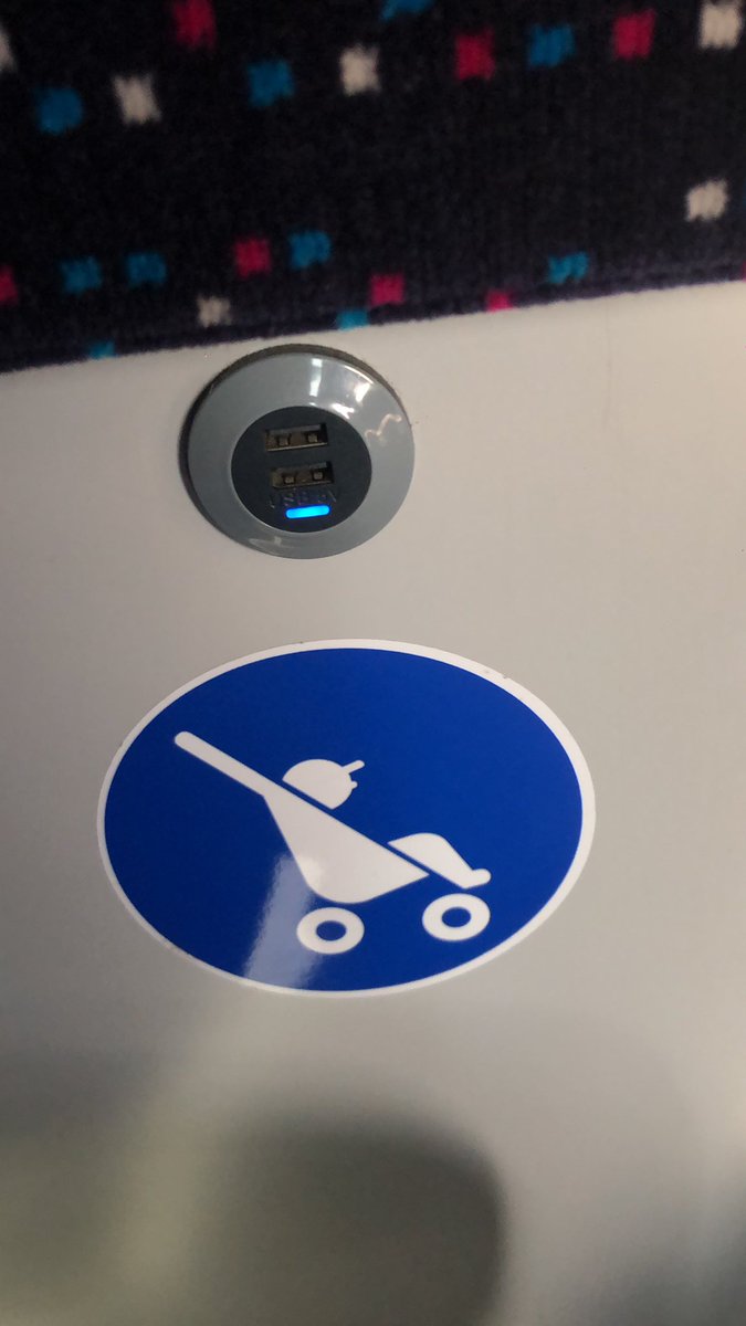 Prof_Gasselich's tweet photo. Ik denk dat je hier elektrische kinderwagens kan opladen. #indebus https://t.co/j5bIxIGSk7