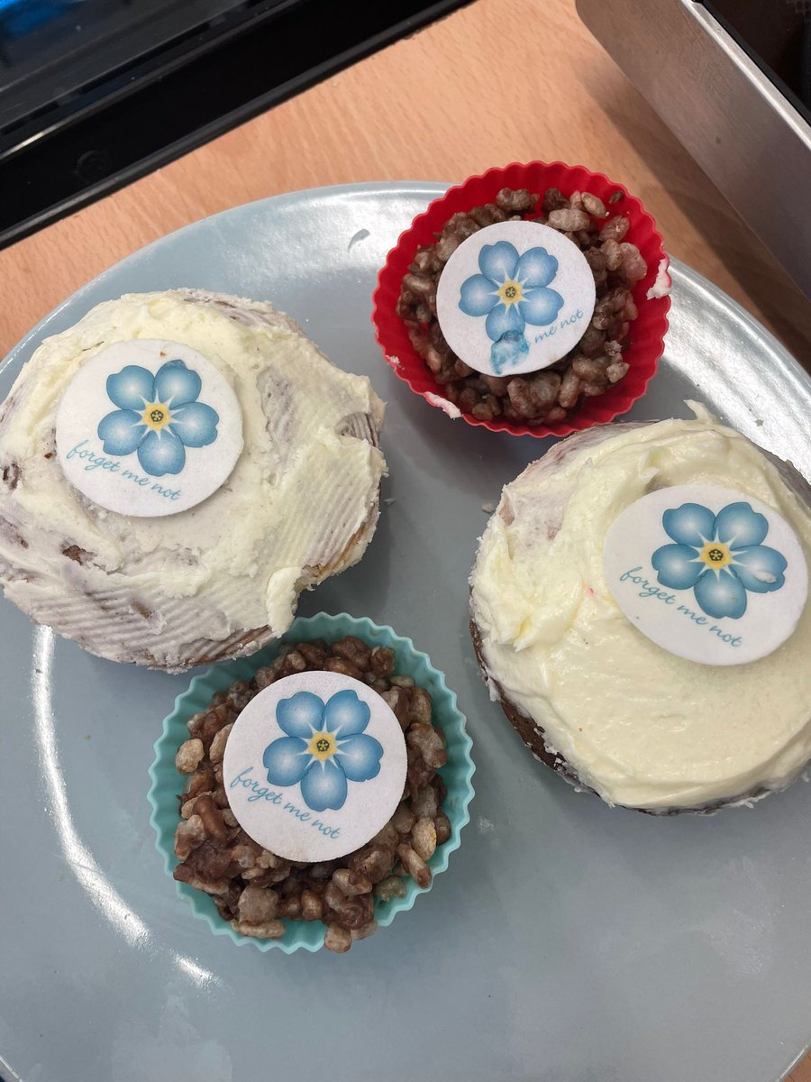 Celebrating alzhimers day on Rosewood ward! @HannahYarwoodOT <a href="/rmnursepoppy/">Poppy RMN</a> <a href="/PaulaLB27/">Paula Bennett</a> <a href="/PennineCareNHS/">Pennine Care NHS FT</a>