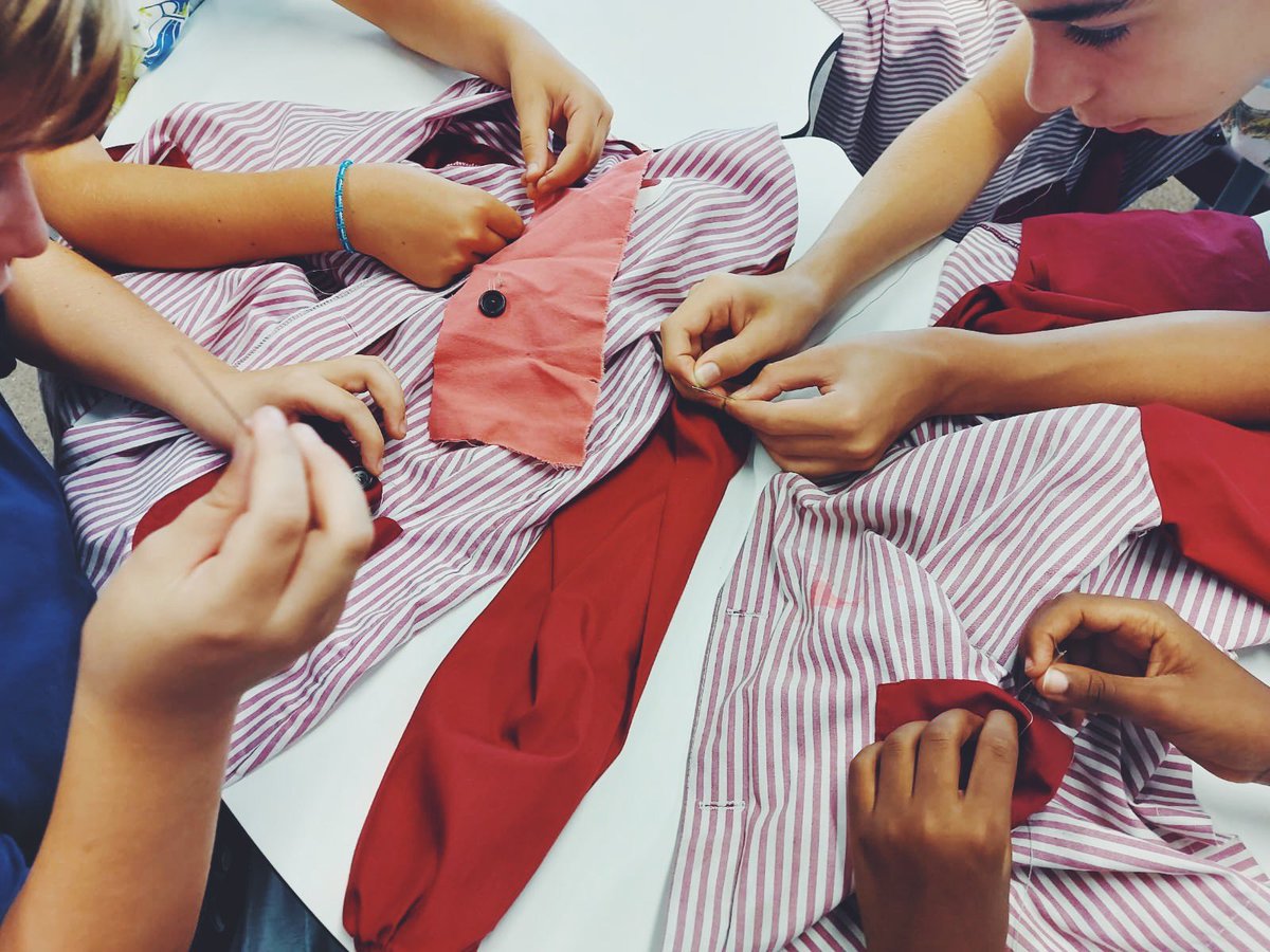 VedrunaGracia's tweet photo. Els nens i nenes de 6è de Primària, durant el desdoblament d'anglès, aprenen a cosir botons mentre fan una estona de conversa 🇬🇧🪡
#escola #escolaoberta #english #anglès #aprenentatgesignificatiu #aprenentatgeglobal #speakenglish #speaking #cosir #viladegràcia #primària https://t.co/fBx8XJYHWw