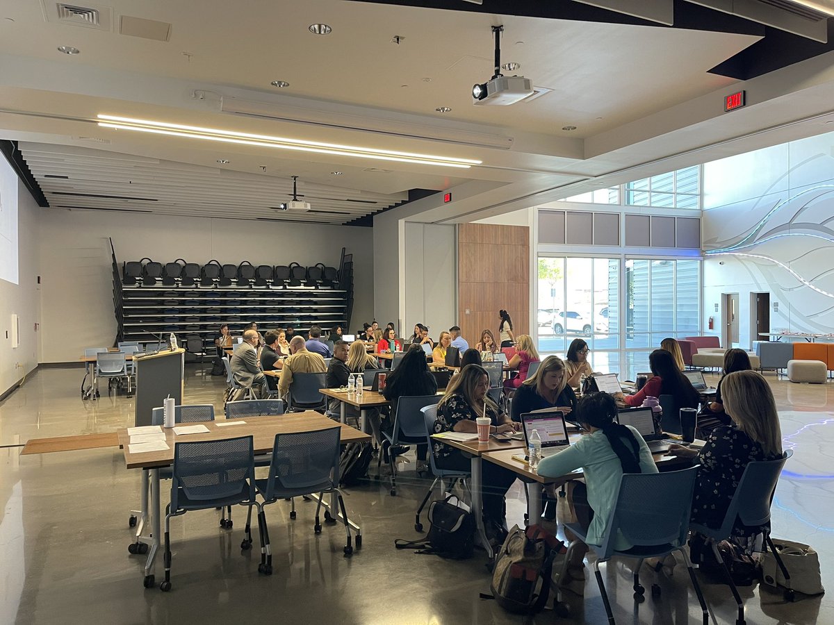 ABustillos_TECH's tweet photo. Attendance Workshop this morning. Our amazing Attendance Department Coordinator of Loss of Credit &amp; Promotion Mrs. Ruiz, presenting to Elementary and K-8 campuses.📝💻🍎 #TeamSISD #AllDayEveryDay #AttendanceMatters https://t.co/2FIgBm6Fpc