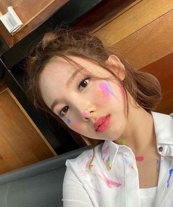 OT_9WICE's tweet photo. — Cosas que TODOS envidiamos y que SOLO Nayeon de TWICE tiene, abro hilo (✯◡✯): 

HAPPY NAYEON DAY 
#POPstar_NayeonDay
#원스의_노을이_나연이
#TWICE @JYPETWICE https://t.co/TUy9fg4JGk