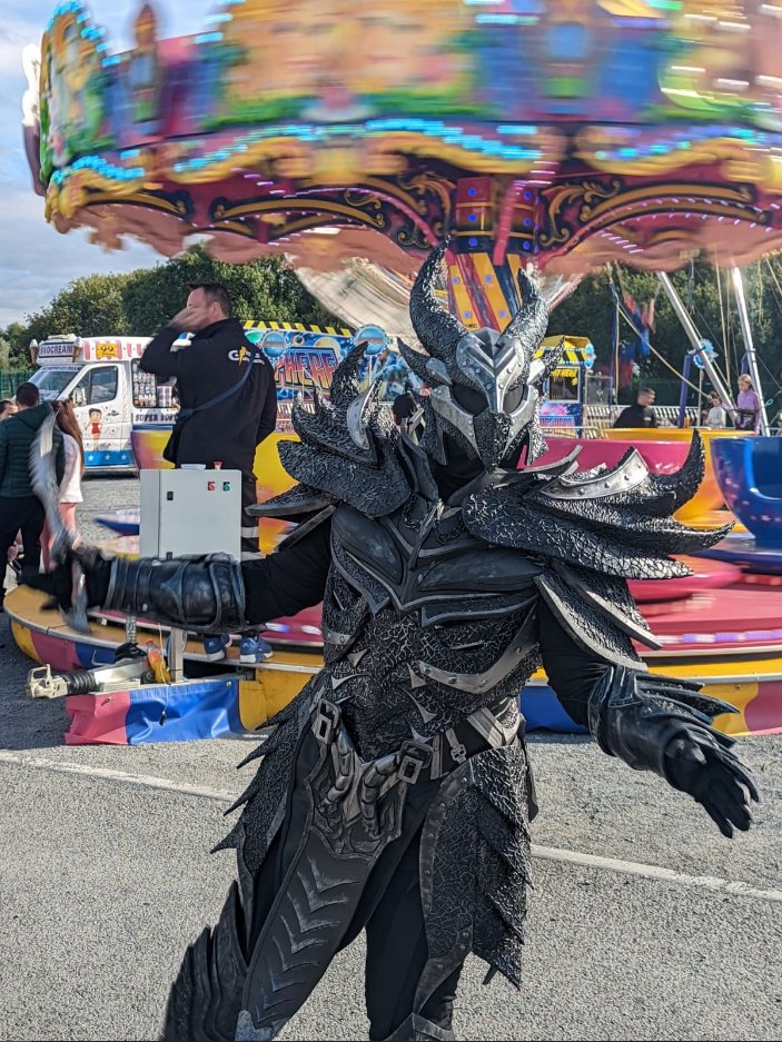 BethesdaStudios's tweet photo. Looks like someone stepped through the wrong portal... 🤭 

Amazing work on your Daedric Armor set u/basicallyculchie! Reddit: https://t.co/6kSCEDOCan https://t.co/xywjg1cH93