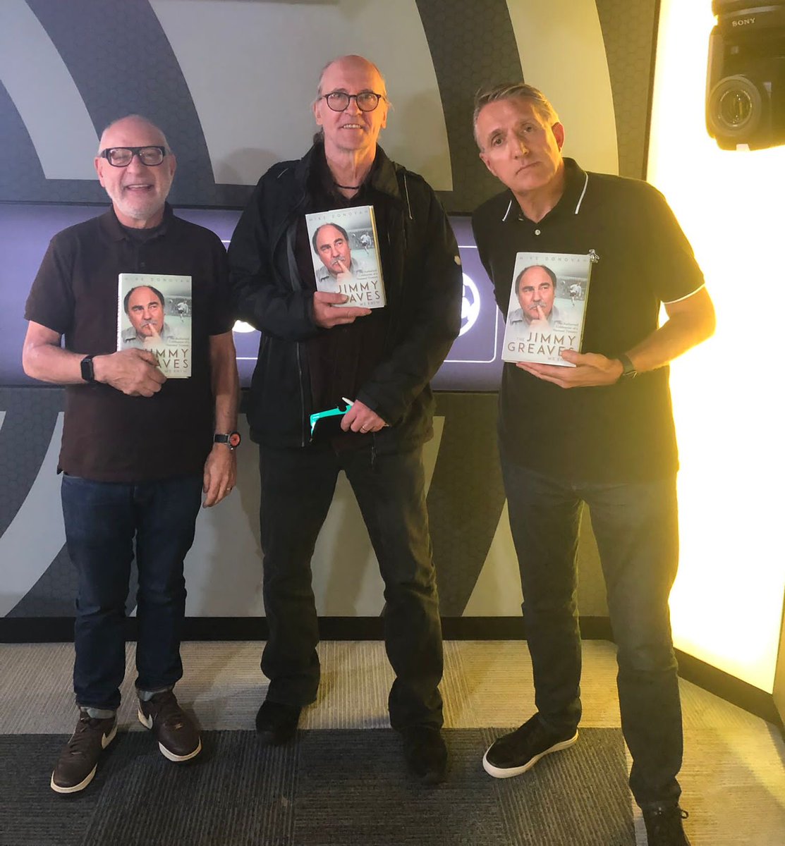 PitchPublishing's tweet photo. ⚽ 🗣 Mike Donovan @MikeDon97568290 chats to talkSPORT's Paul Hawksbee and Andy Jacobs about his new book, The #JimmyGreaves We Knew: The Authorised Celebration of a National Treasure. #THFC

📚 Buy the book 👉 https://t.co/D8HdHbV2qu

📻 Listen now 👉 https://t.co/q6zmyX2BY5 https://t.co/RGrhxCsHeZ