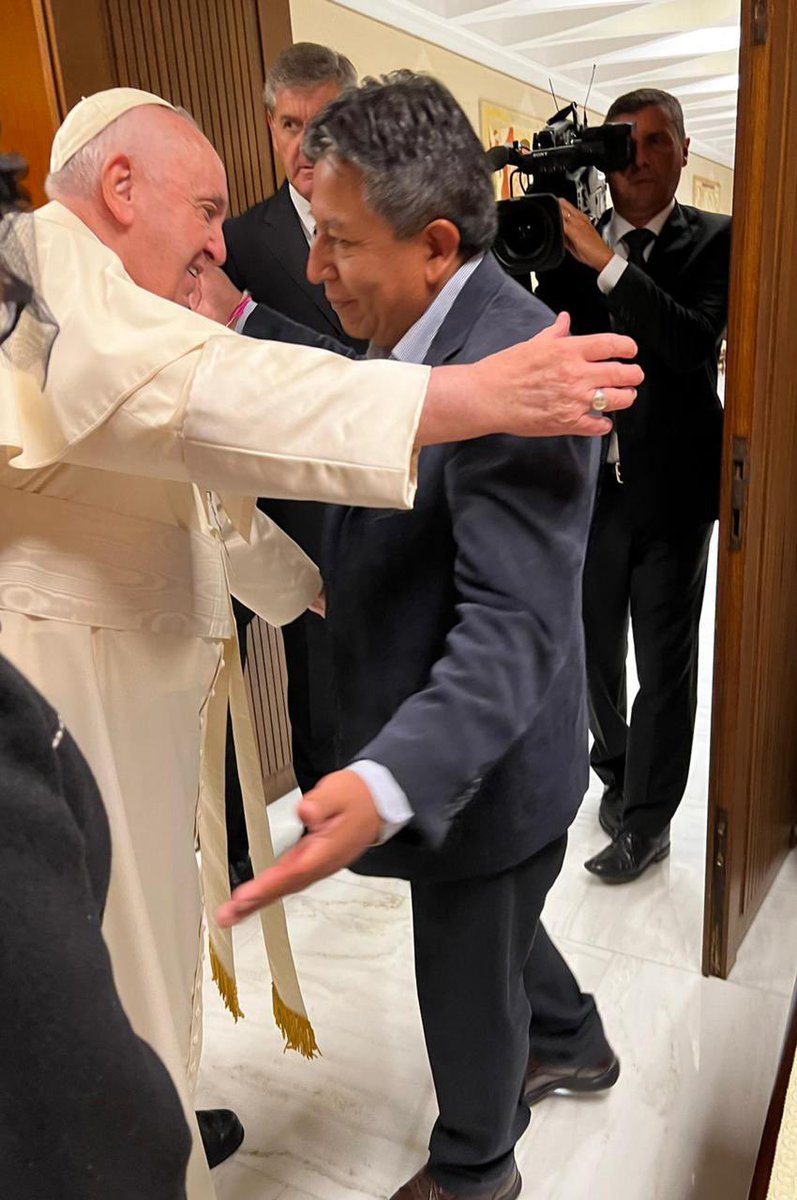 En su encuentro, el Sumo Pontífice y el Vicepresidente coincidieron en que un hombre solo puede mirar de arriba a abajo para ayudar al prójimo a levantarse, y que el poder debe servir para ayudar y no para abusar.