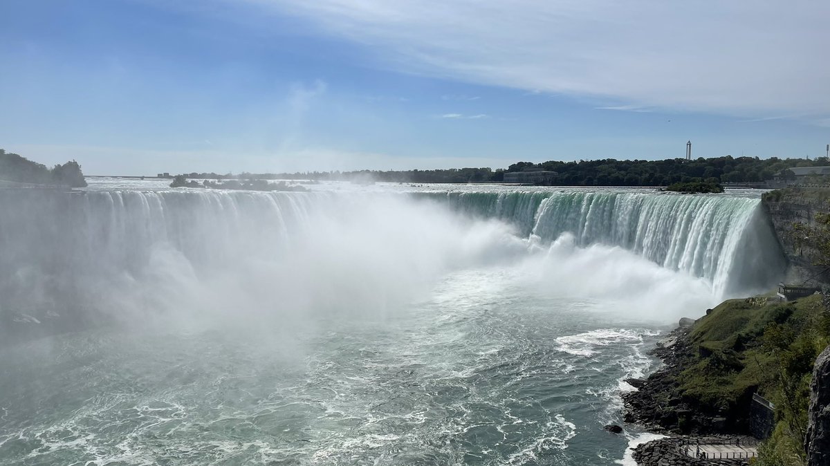 commonsharples's tweet photo. The waterfalls that surround Harmonia are dangerous, but undoubtedly beautiful.
Lou Sharples is tempted to take a little dipβ¦
And sink down forever to the welcoming, bottomless depths.
@Defiraverse #DefiraParty https://t.co/uJ33AaqDdh
