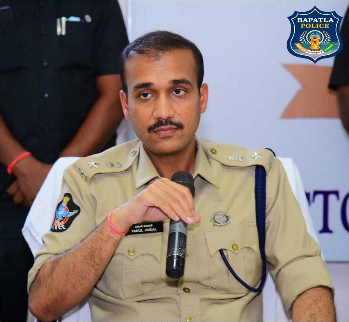 BapatlaPolice's tweet photo. బాపట్ల జిల్లా ఎస్పీ గారి ఆదేశాల మేరకు ముఖ్యమైన కూడళ్ళు, హైవేలపై సీసీ కెమెరాలు ఏర్పాటు చేస్తున్న జిల్లా పోలీసు అధికారులు
👉నేరాల నియంత్రణకు, నేరాల పరిశోధనకు సీసీ కెమెరాలు పాత్ర కీలకమైనది:బాపట్ల ఎస్పీ గారు
#PolicingWithTechnology #VakulJindalIPS
@APPOLICE100 @dgpapofficial https://t.co/39ZHGNksO3