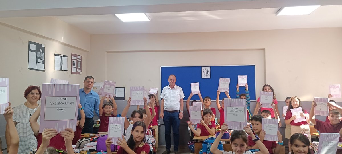 Millî Eğitim Bakanlığı tarafından öğrencilerimize ders kitapları ile birlikte ücretsiz dağıtılan her dersin kaynak kitabı öğrencilerimiz ile buluştu. <a href="/AtilaIsikkaya1/">Atila IŞIKKAYA</a> <a href="/MucahitYentur/">Murat Mücahit Yentür</a> <a href="/izmir_ilmem/">İzmir İl Milli Eğitim Müdürlüğü</a>