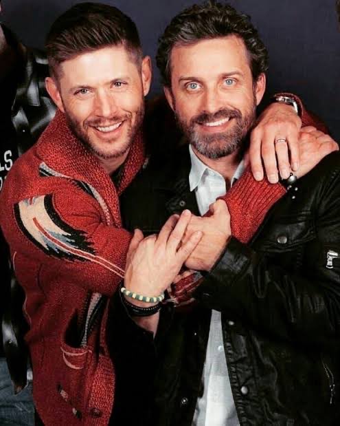 FICA, VAI TER BOLO! Happy Birthday, Rob Benedict!     