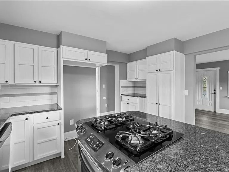 melhuman's tweet photo. I felt completely insane that these people would use B&amp;W photos for their house listing, until I noticed the windows 🤢🤢🤢 https://t.co/lfBn5NECxb