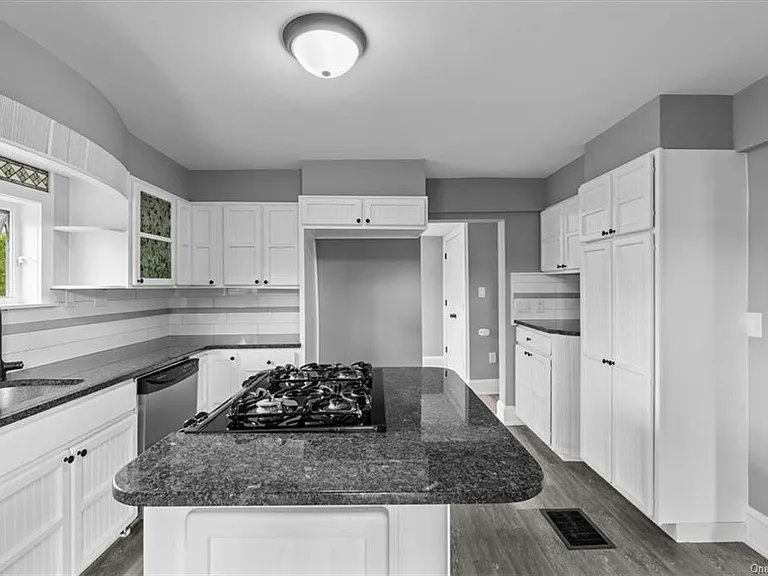 melhuman's tweet photo. I felt completely insane that these people would use B&amp;W photos for their house listing, until I noticed the windows 🤢🤢🤢 https://t.co/lfBn5NECxb